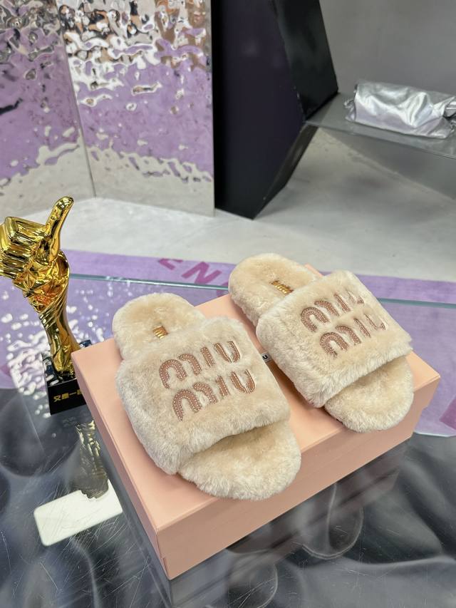 工厂价： 百分百真羊毛假一罚十 Miu Miu 24Ss新款刺绣羊毛拖鞋 欧洲进口a级羊毛 与原版一致满鞋全部采用纯羊毛 鞋面和垫脚logo采用混种羊皮 大底与